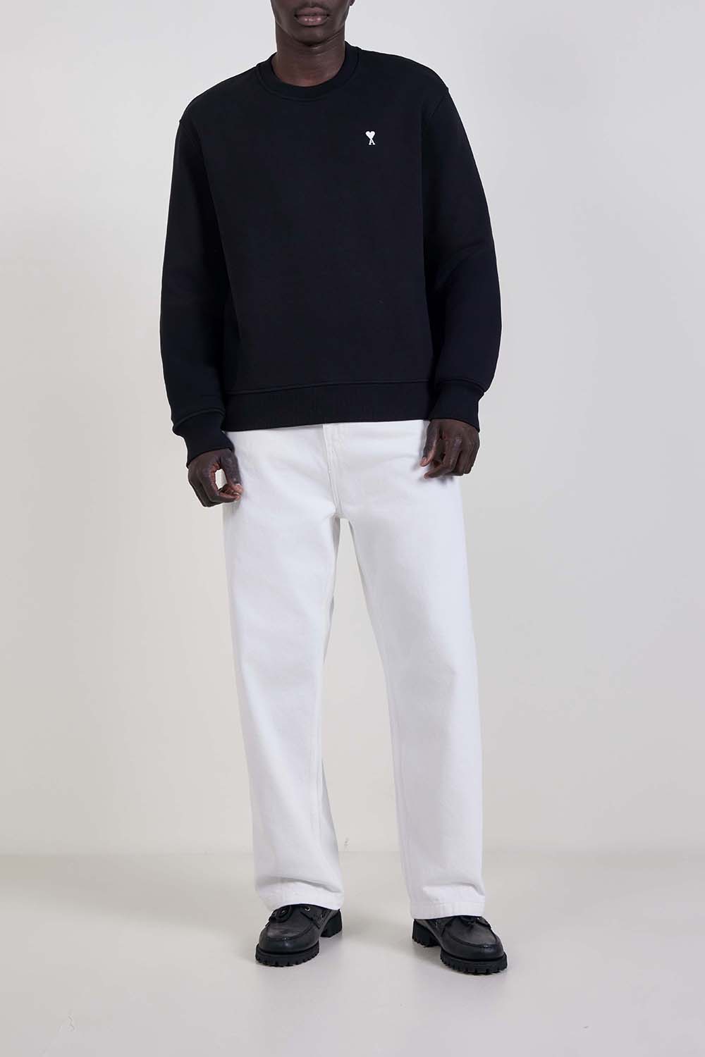 תמונת כל הלוק של סווטשירט